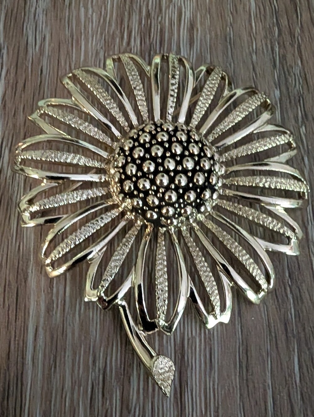 Vintage Sarah Coventry "Daisy Mae" Large Gold Tone Daisy Brooch